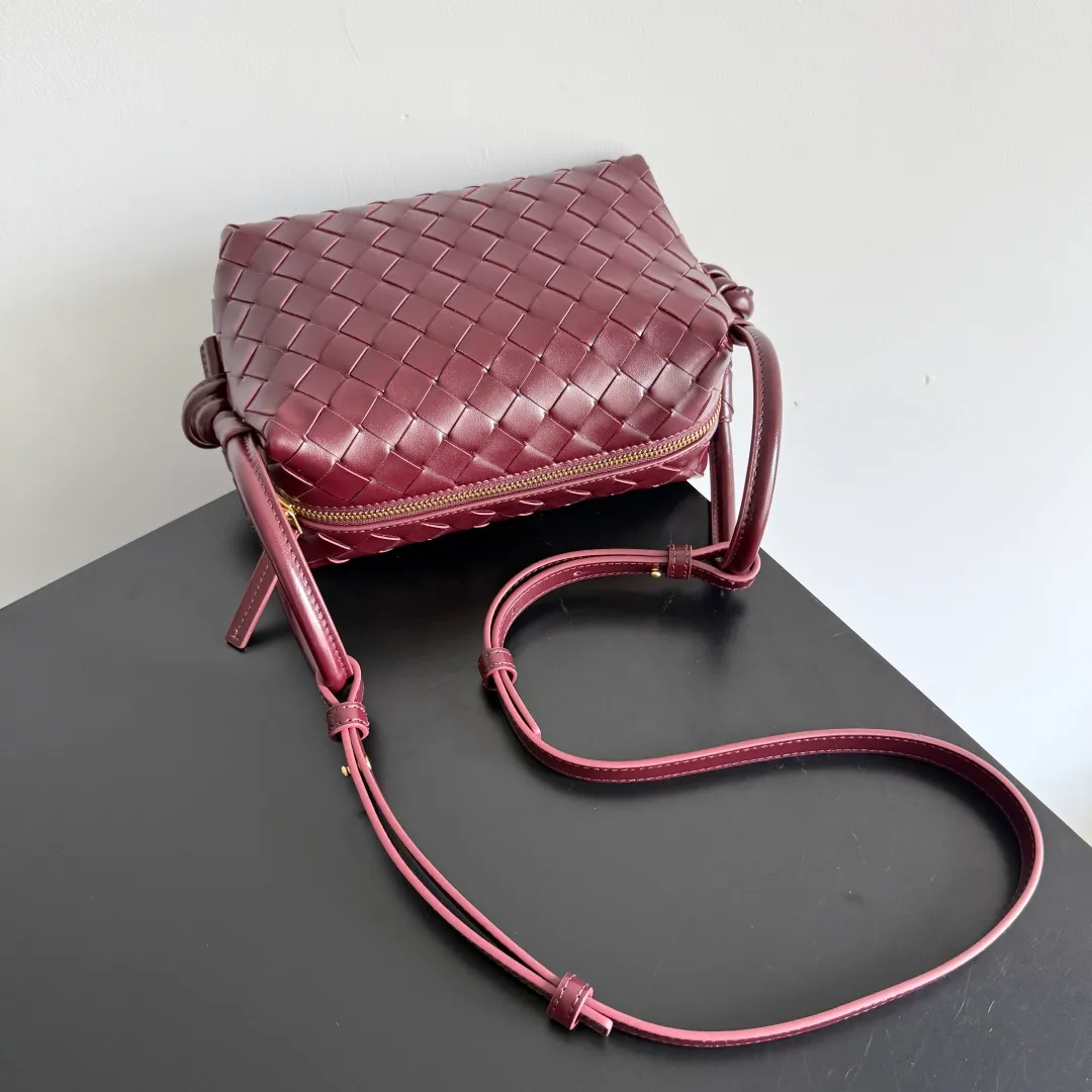 Batch 1360 BOTTEGA VENETA 2024 new loop is here! ! Many girls who like BV have owned the Loop bag. It has a simple appearance, classic weaving, and a compact and lightweight bag shape. This innovation continues the "camera bag" shape. Unlike the traditional Loop bag, which can only be worn as a crossbody bag, this innovation It can be carried by hand or cross-body, satisfying both the concave shape and daily needs. The oversized buckle can be folded and used as a handle. The sultry heat in summer ☀️ usually reduces people's desires. Having a lightweight bag will greatly enhance the happiness of traveling🫧 Style number: 796615 Size: 19*12*9cm